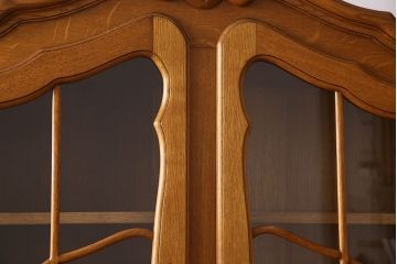 ヴィンテージ家具　フランスビンテージ　オーク材製!エレガントなアンティーク食器棚(カップボード)