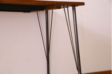 アンティーク家具　和製アンティーク　ラワン材製　天板一枚板のシンプルな鉄脚テーブル(1)