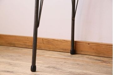 アンティーク家具　和製アンティーク　ラワン材製　天板一枚板のシンプルな鉄脚テーブル(1)