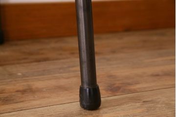 アンティーク家具　和製アンティーク　ラワン材製　天板一枚板のシンプルな鉄脚テーブル(1)
