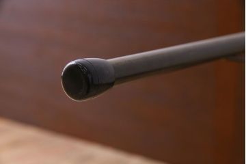 アンティーク家具　和製アンティーク　ラワン材製　天板一枚板のシンプルな鉄脚テーブル(2)