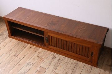 アンティーク家具　古民具・骨董　六尺　大正昭和期　縦桟引き戸の上品な時代箪笥ローボード(水屋箪笥、テレビ台、キャビネット、収納棚)(1)