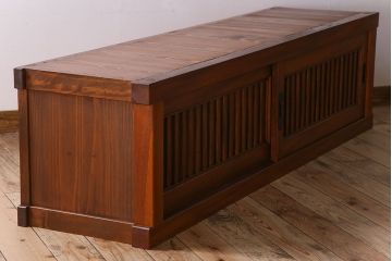 アンティーク家具　古民具・骨董　六尺　大正昭和期　縦桟引き戸の上品な時代箪笥ローボード(水屋箪笥、テレビ台、キャビネット、収納棚)(1)