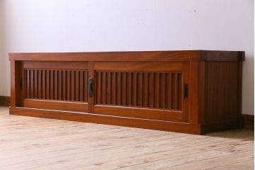 アンティーク家具　古民具・骨董　六尺　大正昭和期　縦桟引き戸の上品な時代箪笥ローボード(水屋箪笥、テレビ台、キャビネット、収納棚)(1)