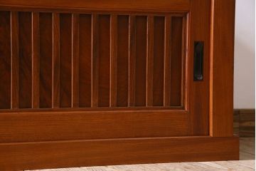 アンティーク家具　古民具・骨董　六尺　大正昭和期　縦桟引き戸の上品な時代箪笥ローボード(水屋箪笥、テレビ台、キャビネット、収納棚)(1)