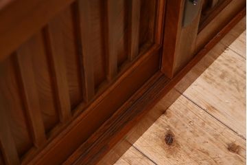 アンティーク家具　古民具・骨董　六尺　大正昭和期　縦桟引き戸の上品な時代箪笥ローボード(水屋箪笥、テレビ台、キャビネット、収納棚)(1)