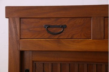 アンティーク家具　古民具・骨董　六尺　大正昭和期　縦桟引き戸の上品な時代箪笥ローボード(水屋箪笥、テレビ台、キャビネット、収納棚)(2)