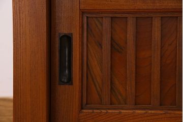 アンティーク家具　古民具・骨董　六尺　大正昭和期　縦桟引き戸の上品な時代箪笥ローボード(水屋箪笥、テレビ台、キャビネット、収納棚)(2)