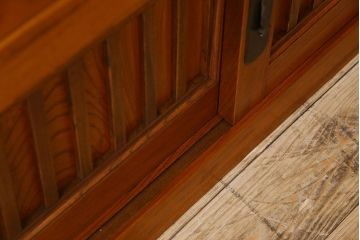 アンティーク家具　古民具・骨董　六尺　大正昭和期　縦桟引き戸の上品な時代箪笥ローボード(水屋箪笥、テレビ台、キャビネット、収納棚)(2)