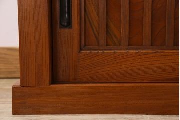 アンティーク家具　古民具・骨董　六尺　大正昭和期　縦桟引き戸の上品な時代箪笥ローボード(水屋箪笥、テレビ台、キャビネット、収納棚)(2)