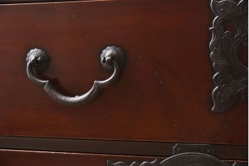 アンティーク家具　和製アンティーク　前面欅材　古い木の味わいが重厚な仙台箪笥ローボード(衣装箪笥)(2)