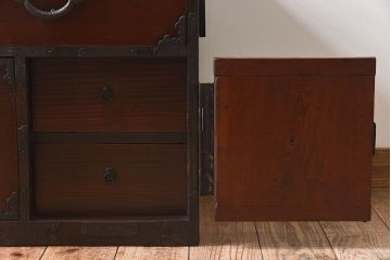 アンティーク家具　和製アンティーク　前面欅材　古い木の味わいが重厚な仙台箪笥ローボード(衣装箪笥)(2)