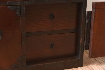 アンティーク家具　和製アンティーク　前面欅材　古い木の味わいが重厚な仙台箪笥ローボード(衣装箪笥)(2)