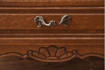ヴィンテージ家具　オーク材製　彫刻がエレガントなフランスビンテージのチェスト(引き出し)(2)