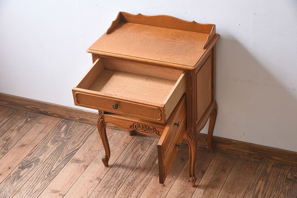 ヴィンテージ家具　オーク材製　彫刻がエレガントなフランスビンテージのチェスト(引き出し)(3)