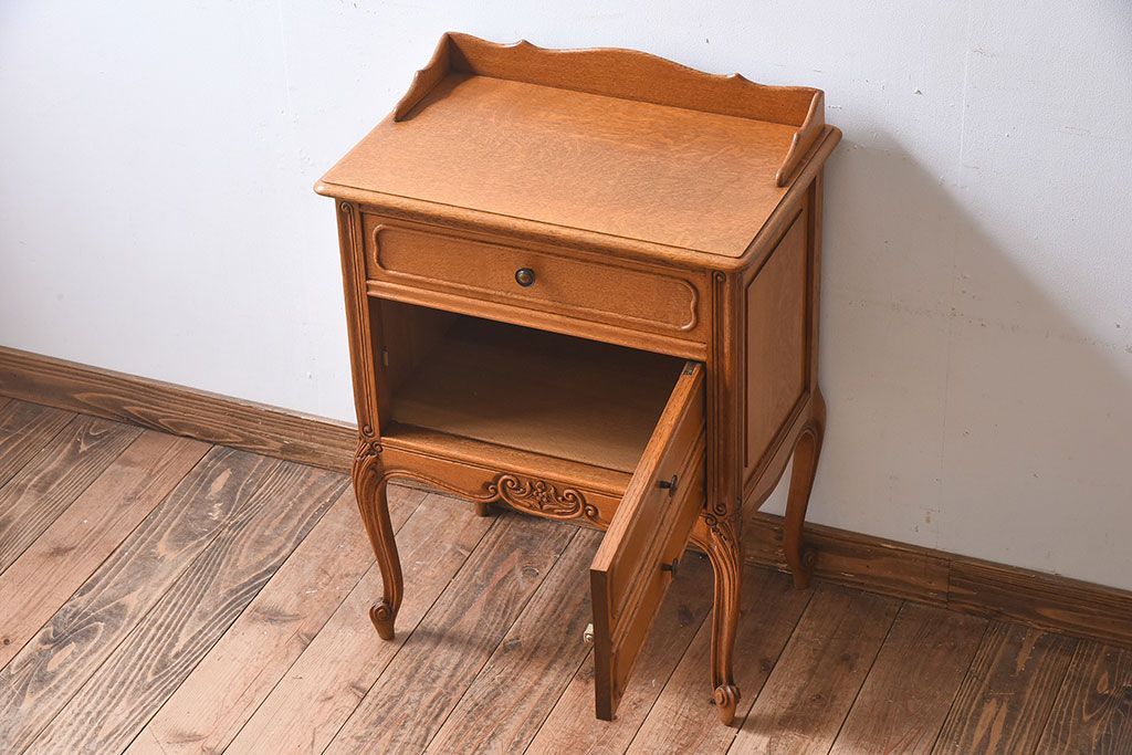 ヴィンテージ家具　オーク材製　彫刻がエレガントなフランスビンテージのチェスト(引き出し)(3)