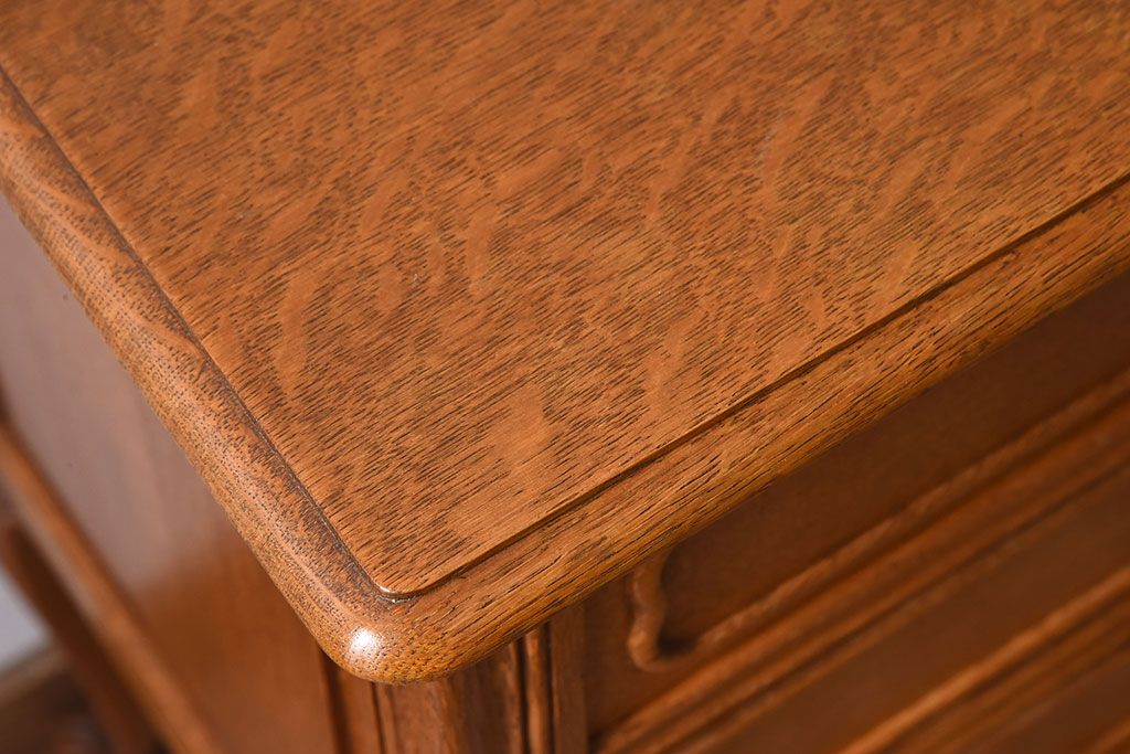 ヴィンテージ家具　オーク材製　彫刻がエレガントなフランスビンテージのチェスト(引き出し)(3)