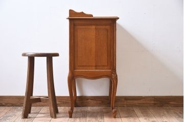 ヴィンテージ家具　オーク材製　彫刻がエレガントなフランスビンテージのチェスト(引き出し)(3)