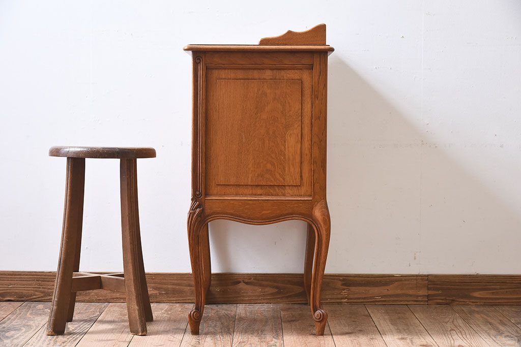 ヴィンテージ家具　オーク材製　彫刻がエレガントなフランスビンテージのチェスト(引き出し)(3)