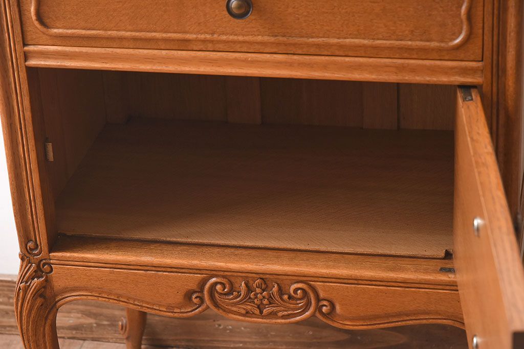ヴィンテージ家具　オーク材製　彫刻がエレガントなフランスビンテージのチェスト(引き出し)(3)