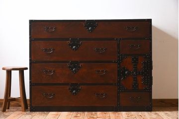 アンティーク家具　古民具・骨董　前面欅材玉杢　一本物!重厚な存在感のアンティーク衣装箪笥