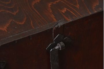 アンティーク家具　古民具・骨董　前面欅材玉杢　一本物!重厚な存在感のアンティーク衣装箪笥