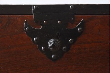 アンティーク家具　古民具・骨董　前面欅材玉杢　一本物!重厚な存在感のアンティーク衣装箪笥