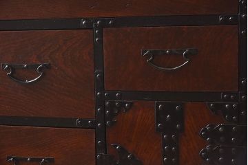 アンティーク家具　古民具・骨董　前面欅材玉杢　一本物!重厚な存在感のアンティーク衣装箪笥