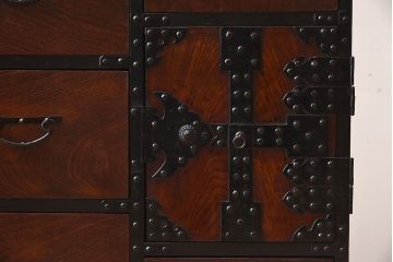 アンティーク家具　古民具・骨董　前面欅材玉杢　一本物!重厚な存在感のアンティーク衣装箪笥