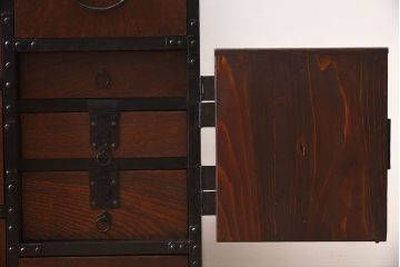 アンティーク家具　古民具・骨董　前面欅材玉杢　一本物!重厚な存在感のアンティーク衣装箪笥