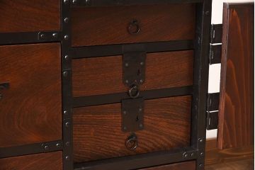 アンティーク家具　古民具・骨董　前面欅材玉杢　一本物!重厚な存在感のアンティーク衣装箪笥