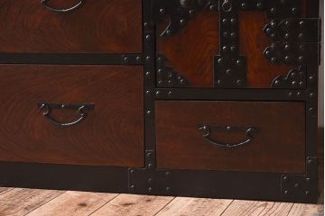 アンティーク家具　古民具・骨董　前面欅材玉杢　一本物!重厚な存在感のアンティーク衣装箪笥