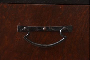 アンティーク家具　古民具・骨董　前面欅材玉杢　一本物!重厚な存在感のアンティーク衣装箪笥