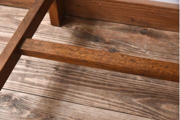 レトロ家具　ラワン材製　シンプル　昭和レトロな古い木の片袖机(3)