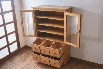 アンティーク家具　フランスアンティーク　パイン材　木のぬくもり溢れるカップボード(食器棚、キャビネット)