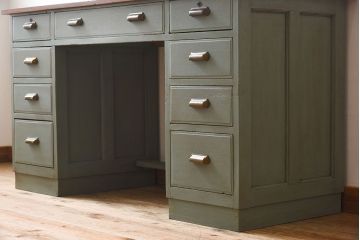 アンティーク家具　アンティークペイント　薄型　ナラ材製のかわいい両袖机