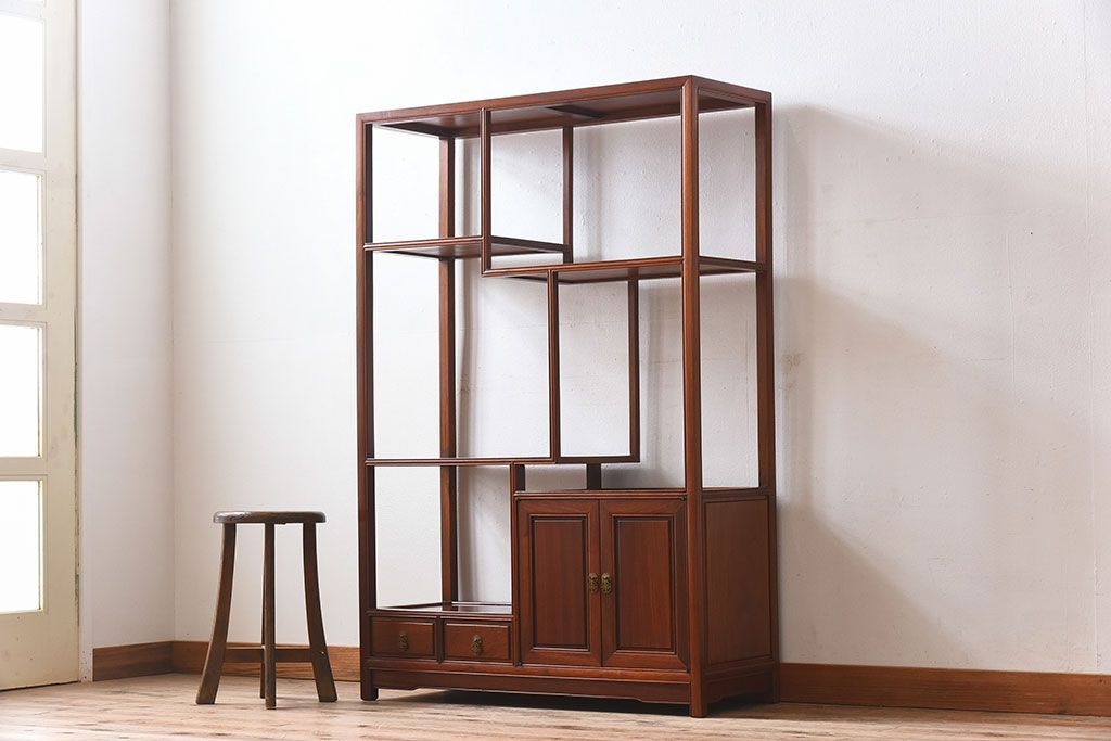 民芸家具　花梨材製のシンプルな飾り棚(陳列棚、カリン材)