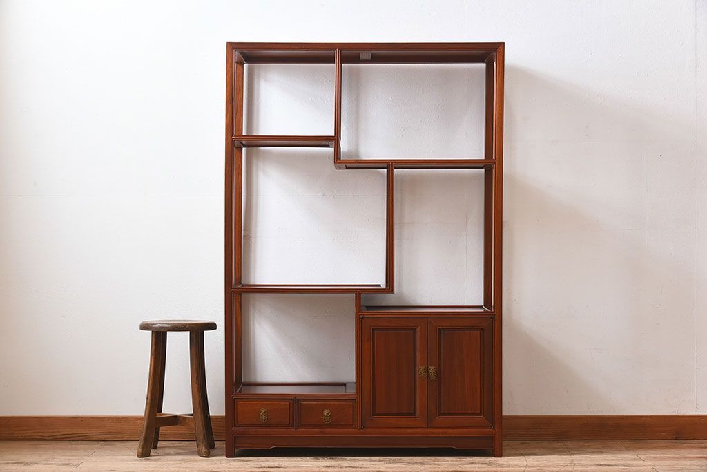 民芸家具　花梨材製のシンプルな飾り棚(陳列棚、カリン材)