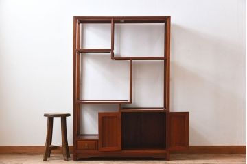 民芸家具　花梨材製のシンプルな飾り棚(陳列棚、カリン材)