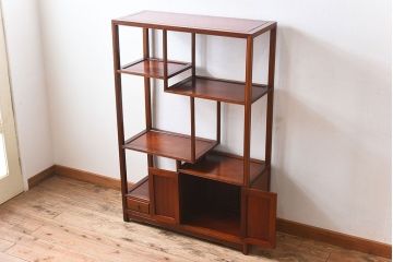 民芸家具　花梨材製のシンプルな飾り棚(陳列棚、カリン材)