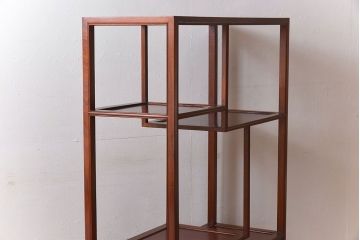 民芸家具　花梨材製のシンプルな飾り棚(陳列棚、カリン材)