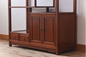 民芸家具　花梨材製のシンプルな飾り棚(陳列棚、カリン材)