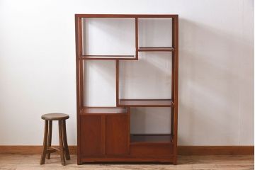 民芸家具　花梨材製のシンプルな飾り棚(陳列棚、カリン材)