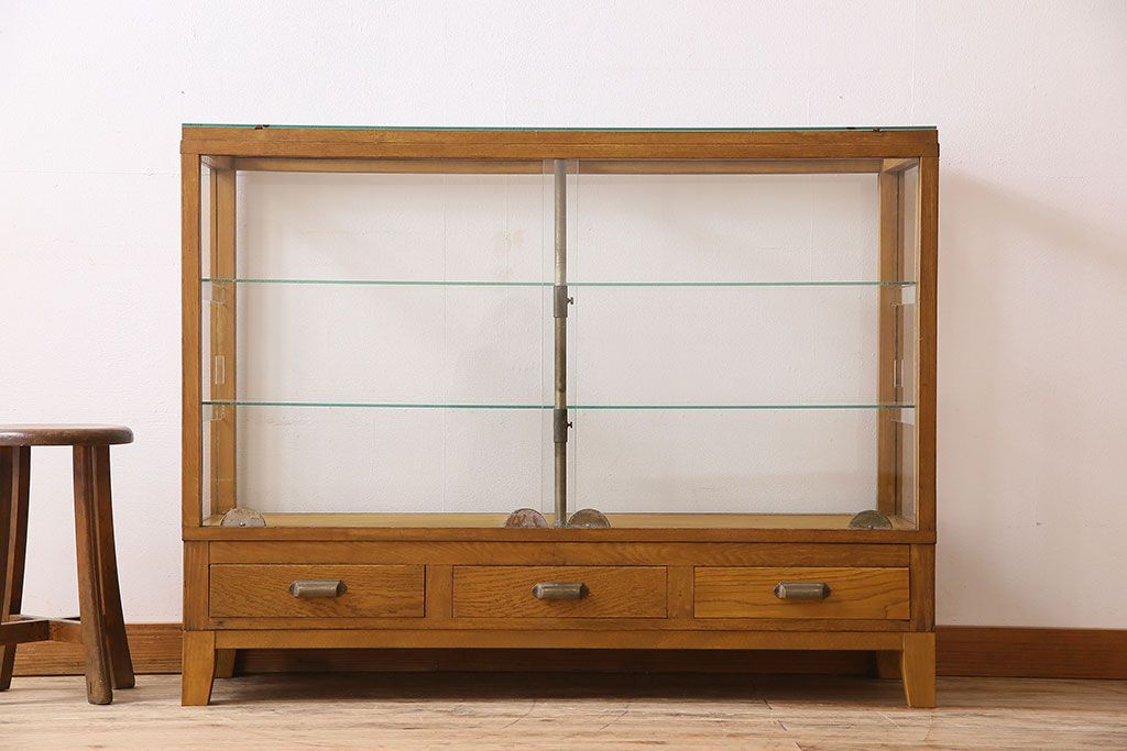 レトロ家具　昭和レトロ　引き出し付き!和製アンティークのナラ材製ガラスケース