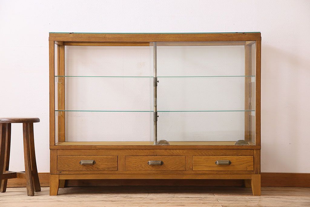 レトロ家具　昭和レトロ　引き出し付き!和製アンティークのナラ材製ガラスケース