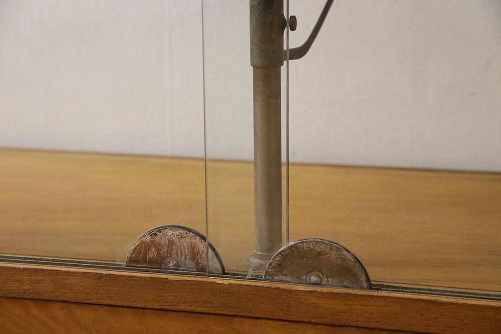 レトロ家具　昭和レトロ　引き出し付き!和製アンティークのナラ材製ガラスケース