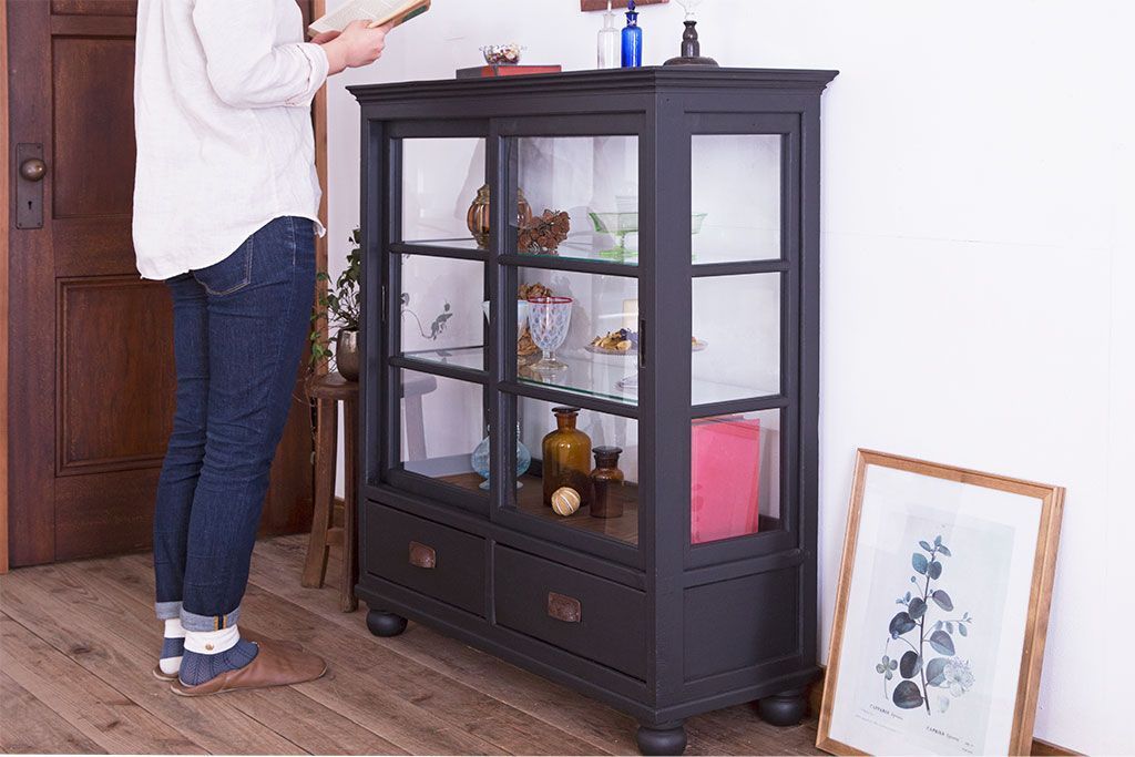 アンティーク家具　和モダン　脚付き!シックなアンティークのペイントガラスケース