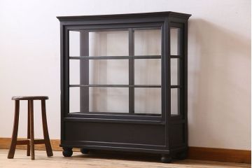 アンティーク家具　和モダン　脚付き!シックなアンティークのペイントガラスケース