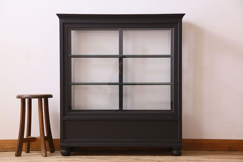 アンティーク家具　和モダン　脚付き!シックなアンティークのペイントガラスケース