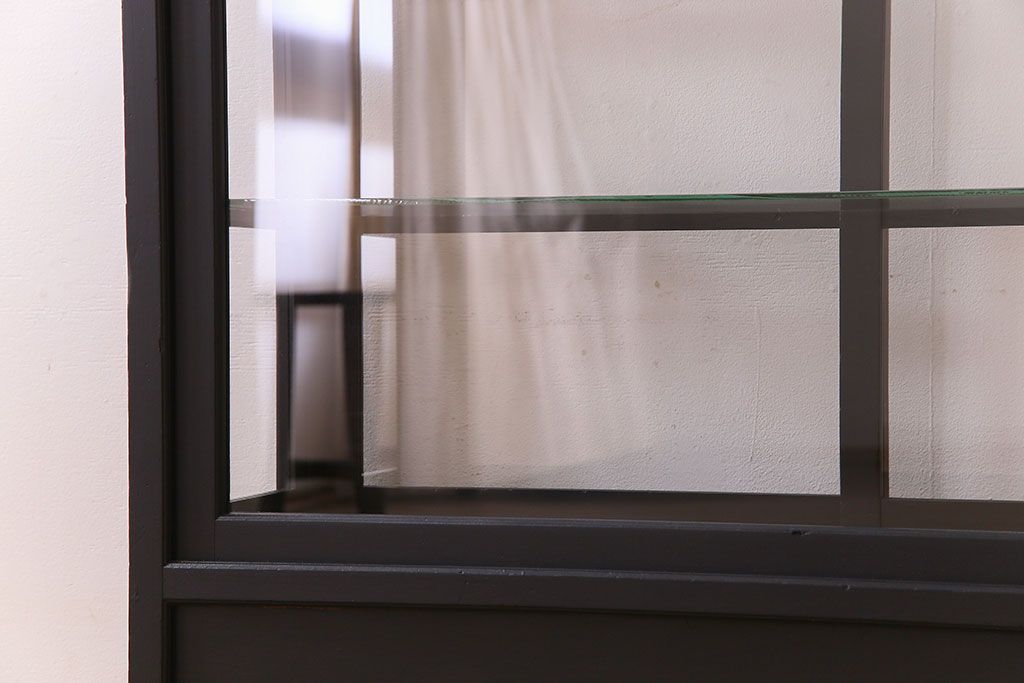 アンティーク家具　和モダン　脚付き!シックなアンティークのペイントガラスケース